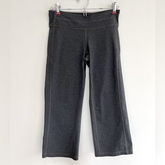 Athleta Dark Gray Capri Flared Pull On Leggings, size Small - Picture 1 of 7